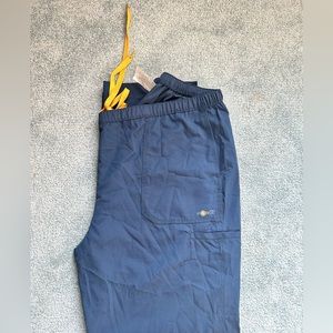2 Size XL carhartt and wonderwink scrubs